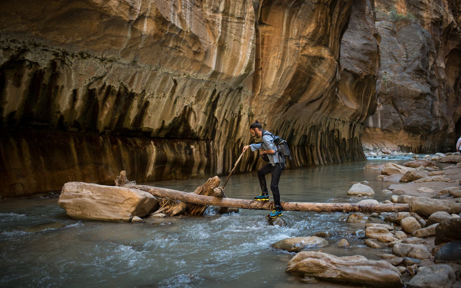 Crapahuter sur un tronc d'arbre