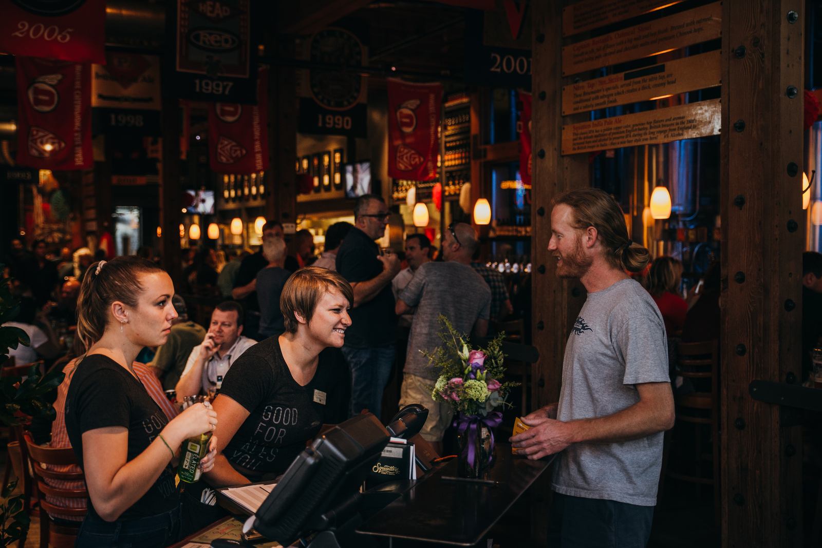 Les serveuses du Squatters Pub