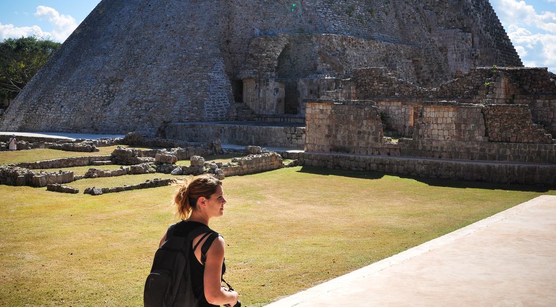 Manue, au pied de la pyramide