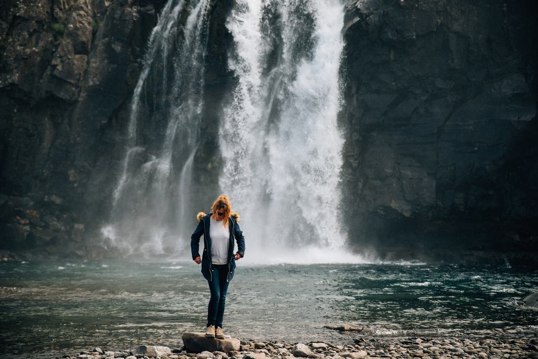 Manue, au pied de la cascade de Bíldudalsvegur