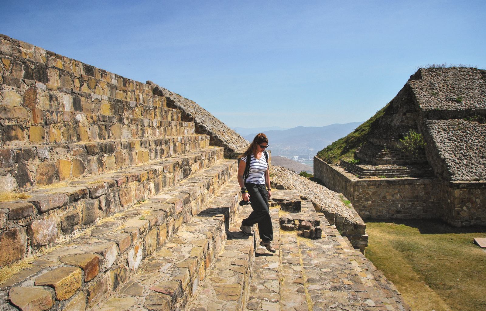 Manue sur la plateforme nord de Monte Alban Manue sur la plateforme nord de Monte Alban