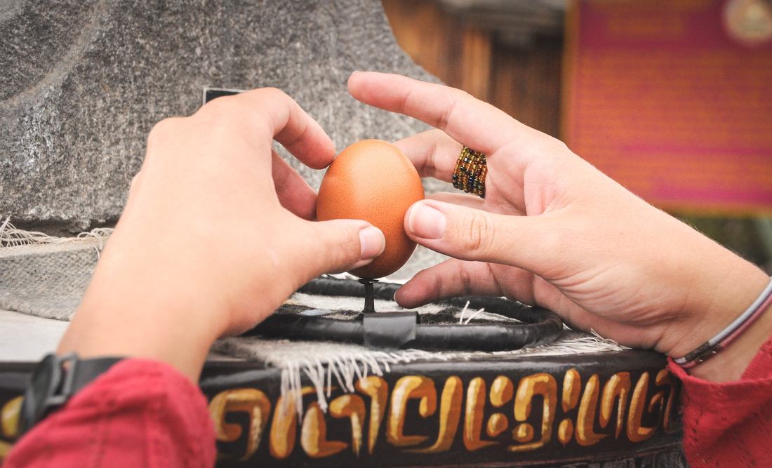 Oeuf sur un clou au centre du monde 