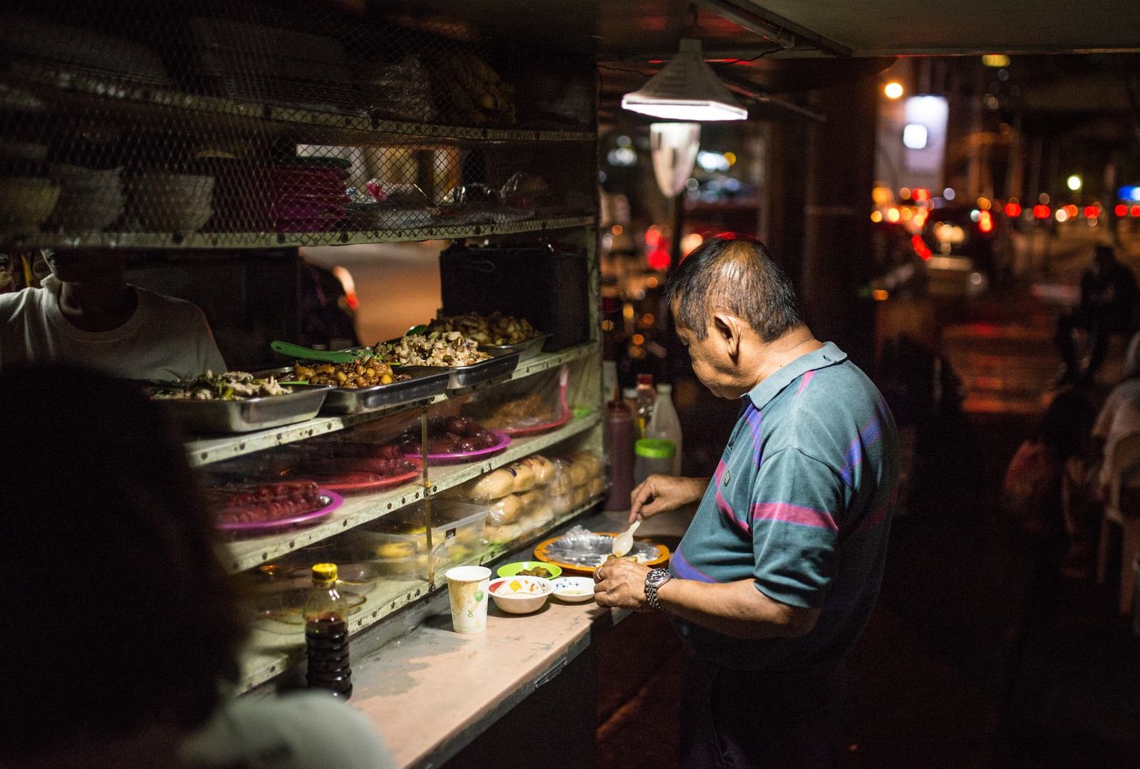 Repas dans la rue à Manille