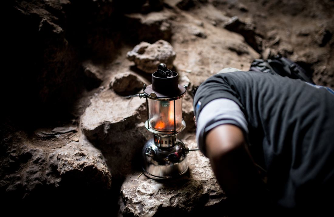 Notre guide allume la lampe