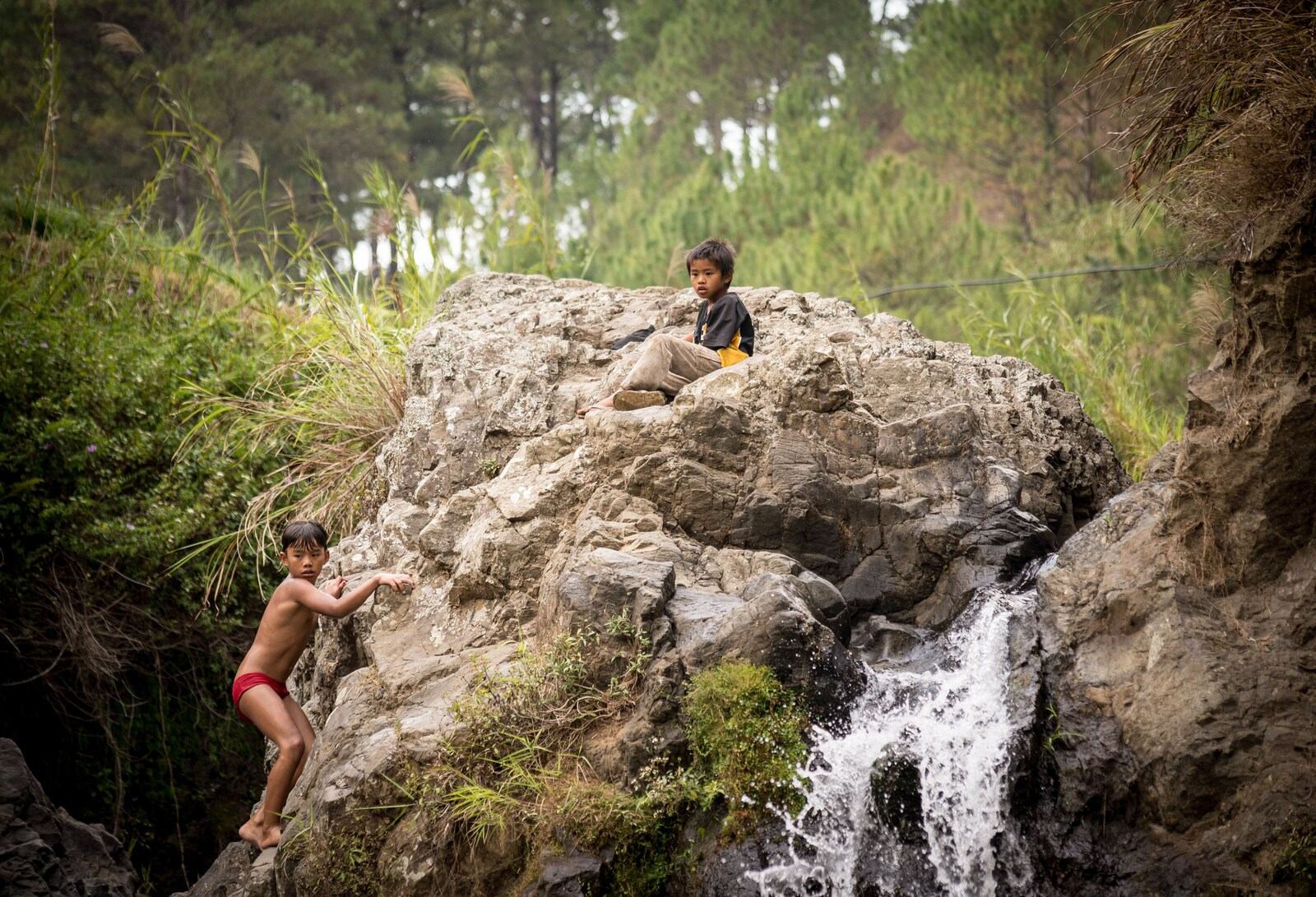 Jouer dans la cascade