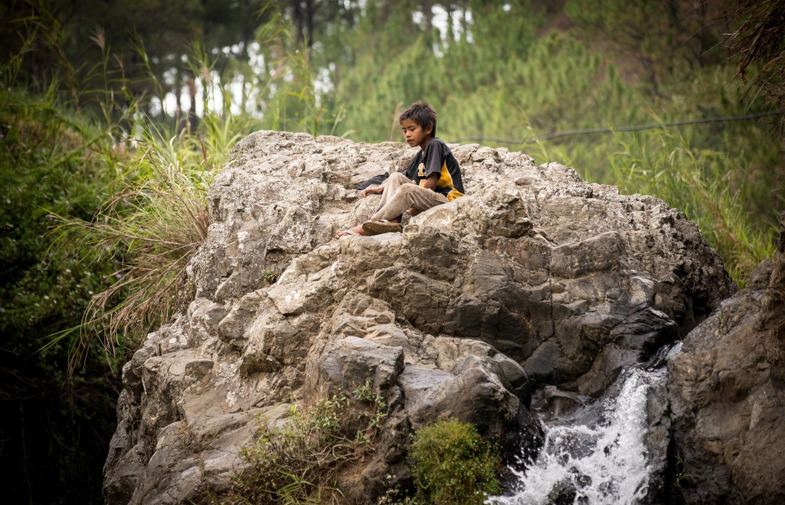 En haut de la cascade de Bokong
