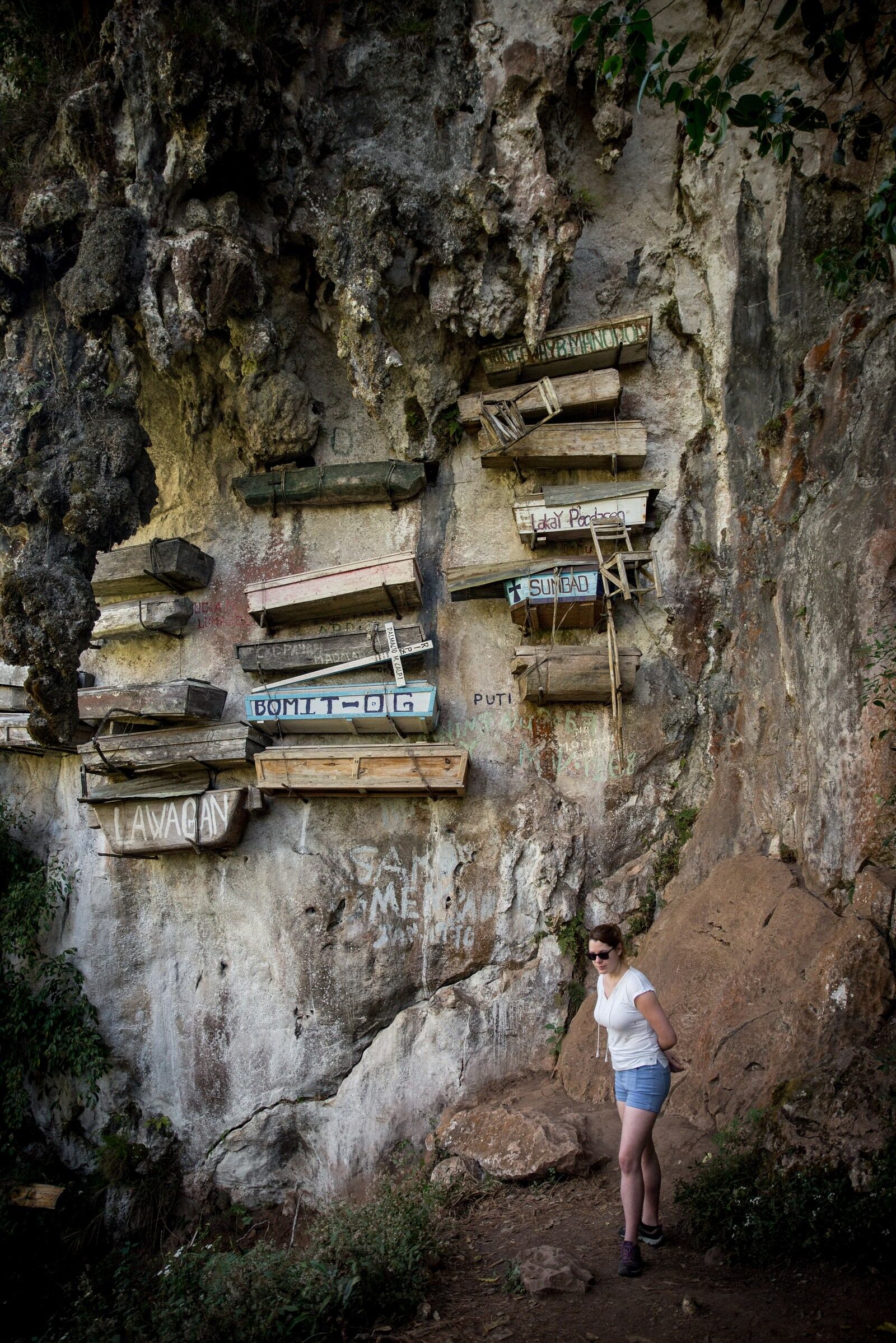 Manue sous les cercueils suspendus 