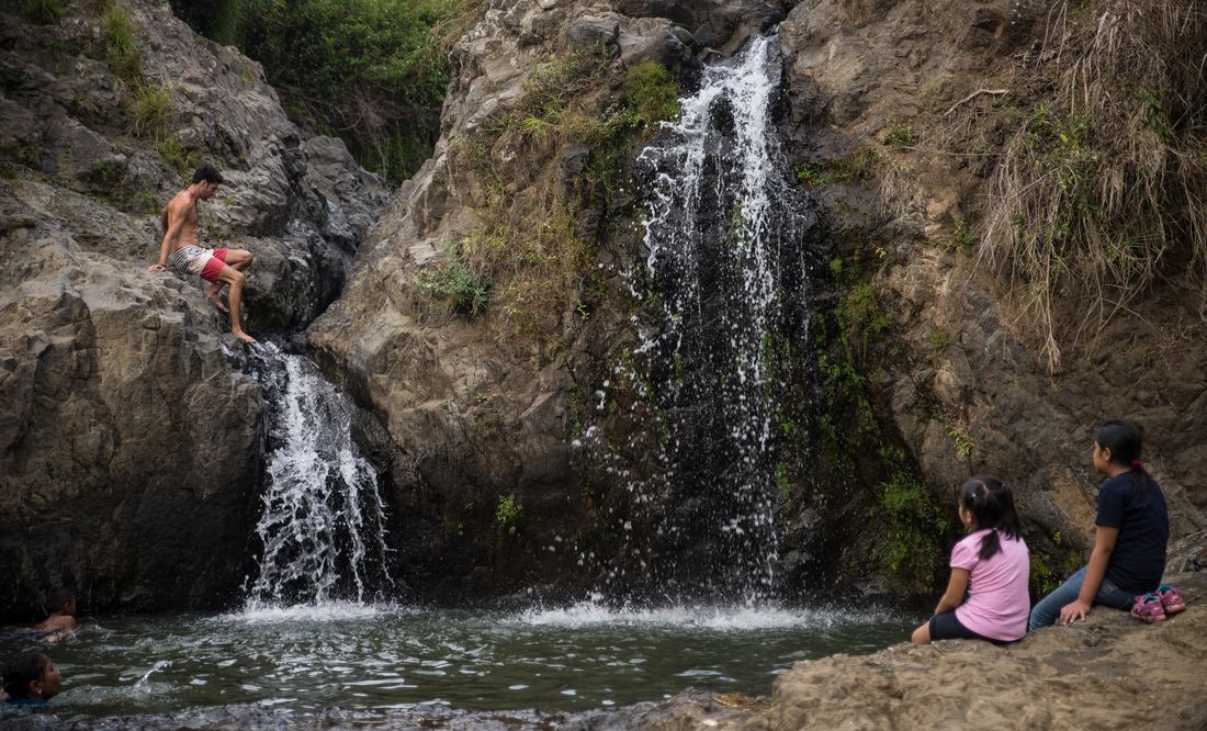 Profiter de la cascade de Bokong