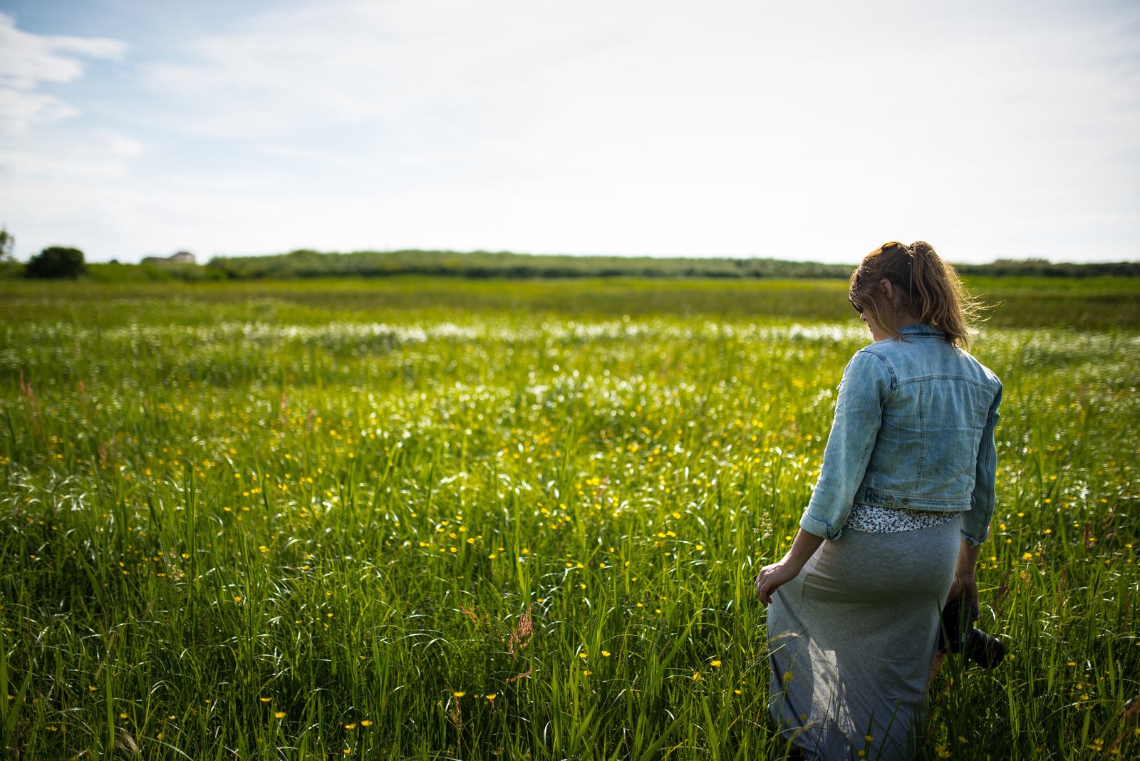 Manue dans les champs d'orchidées sauvages