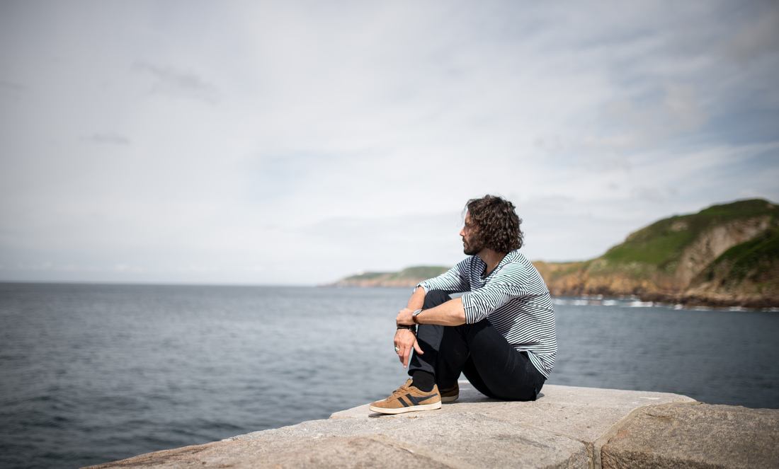 Petit moment détente devant un paysage de bord de mer