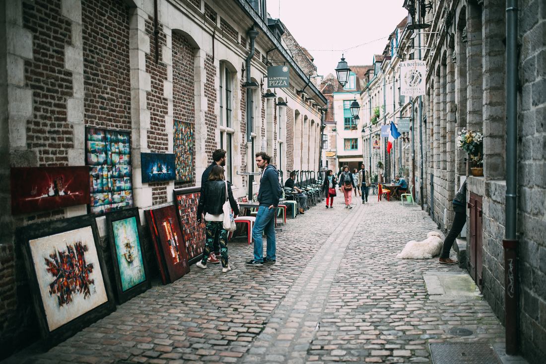 Expo de peintures dans la rue 