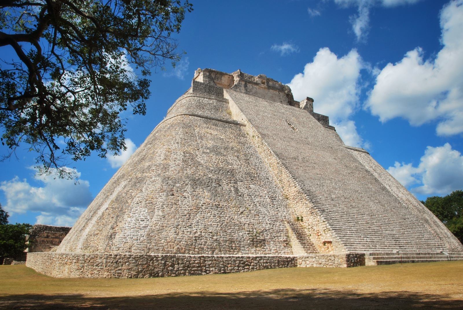 Pyramide du magicien à Uxmal
