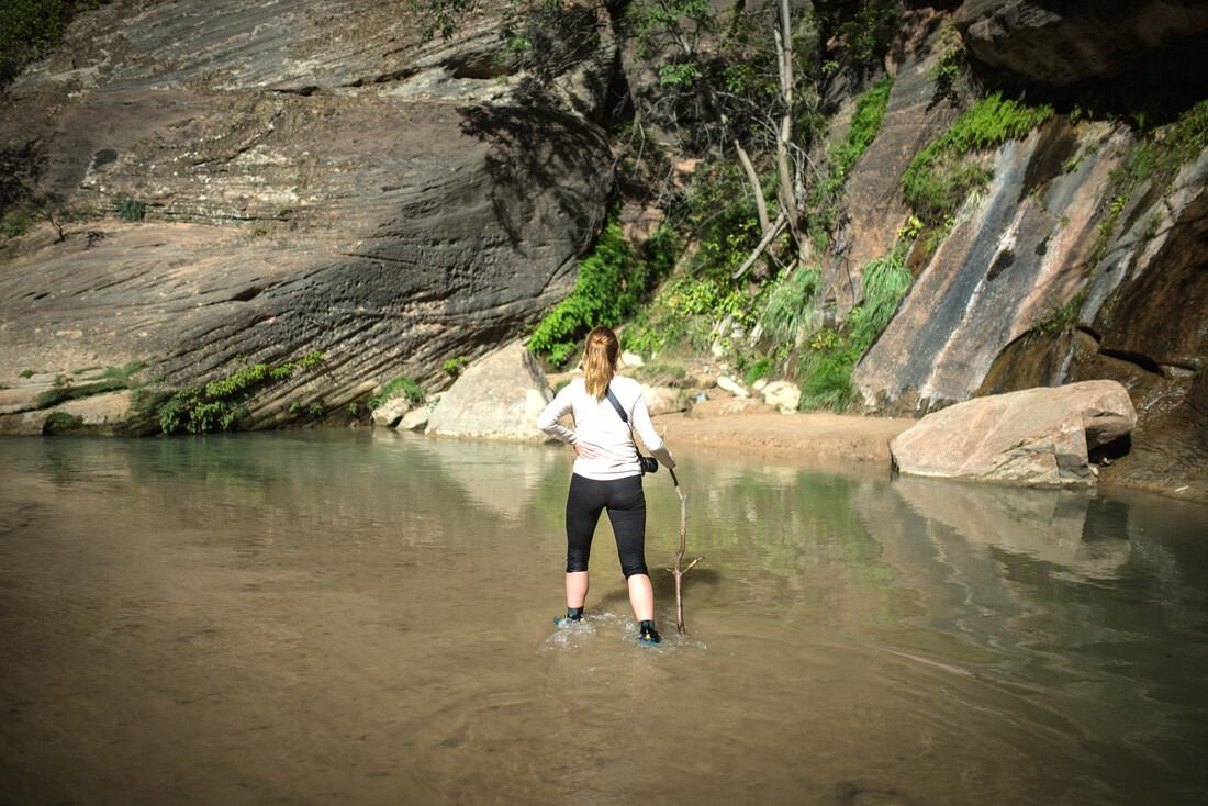 Manue les pieds dans l'eau à Zion