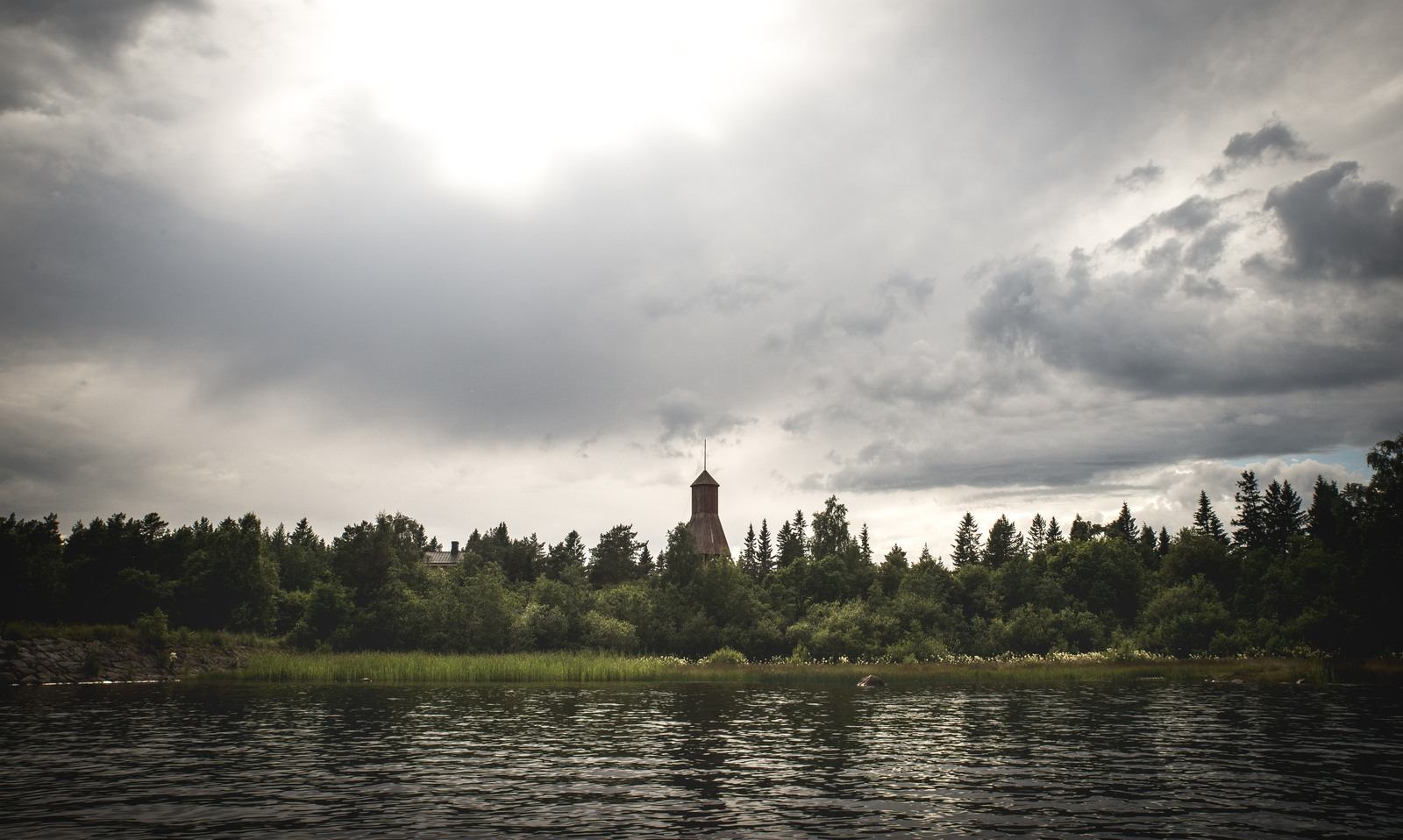 Au loin Iso-Kraaseli sous un ciel menaçant 