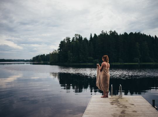 Plonger dans l'eau fraiche après le sauna