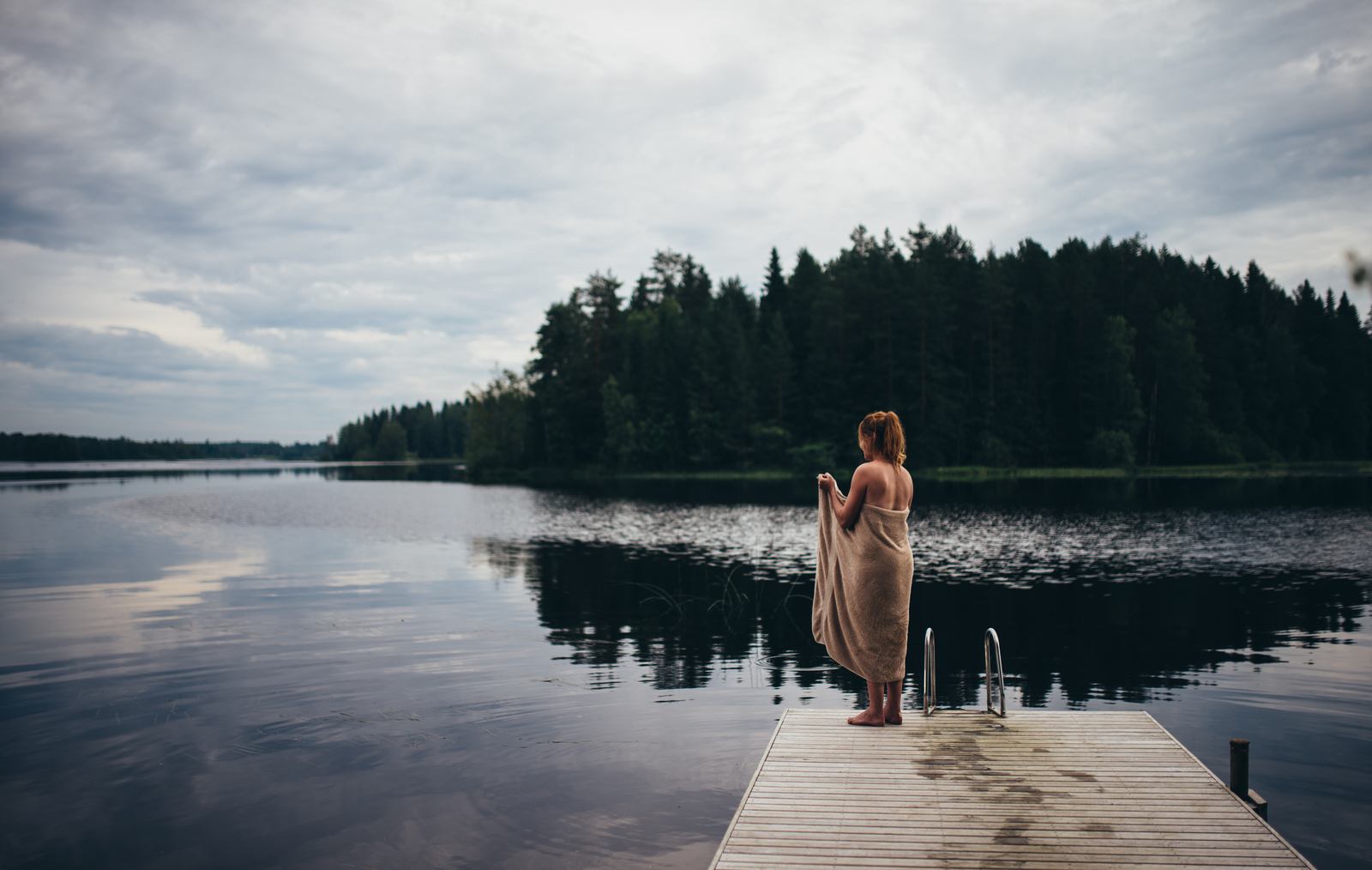 Plonger dans l'eau fraiche après le sauna Plonger dans l'eau fraiche après le sauna