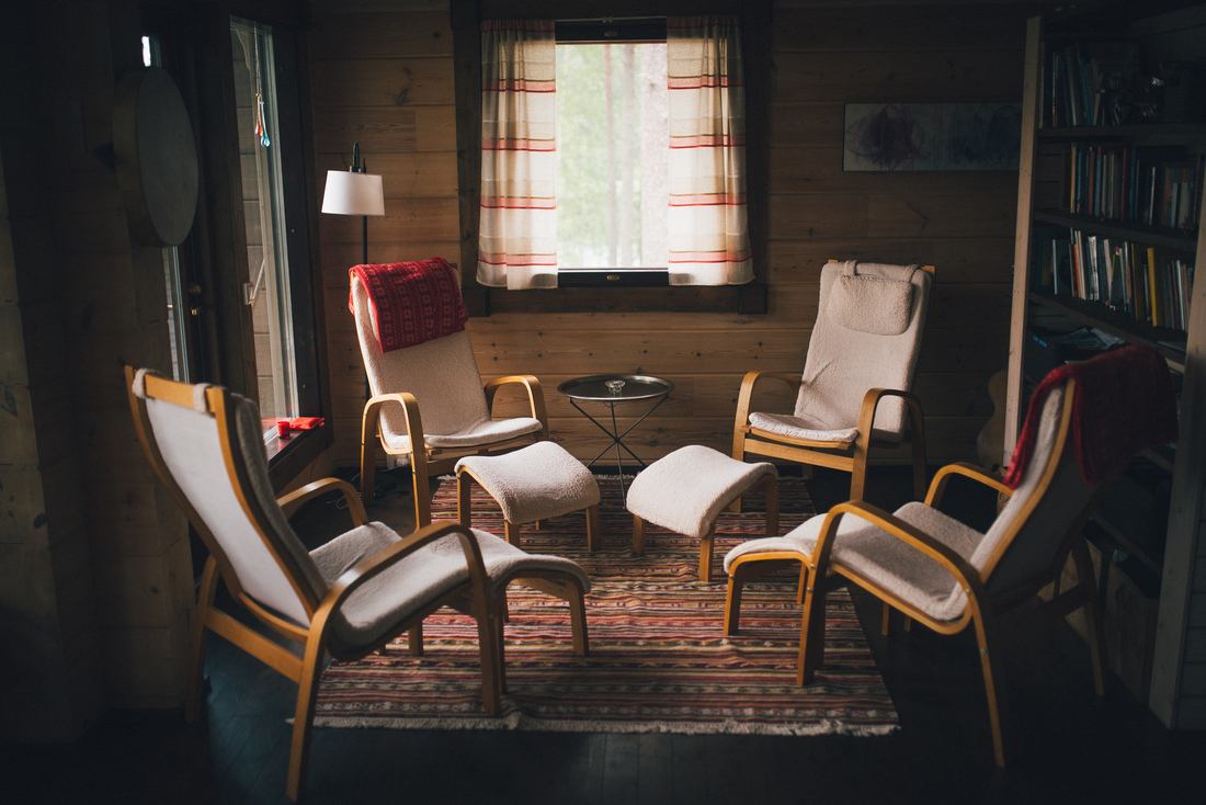 Dans le salon de Emmes retreat