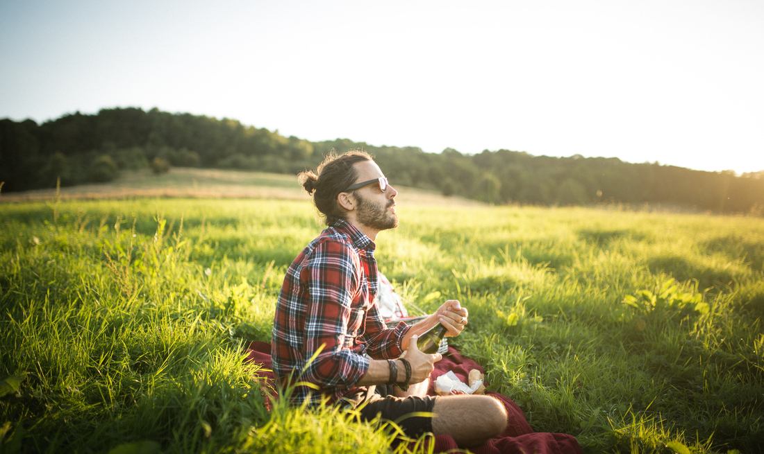 Seb qui ouvre une bouteille de cidre