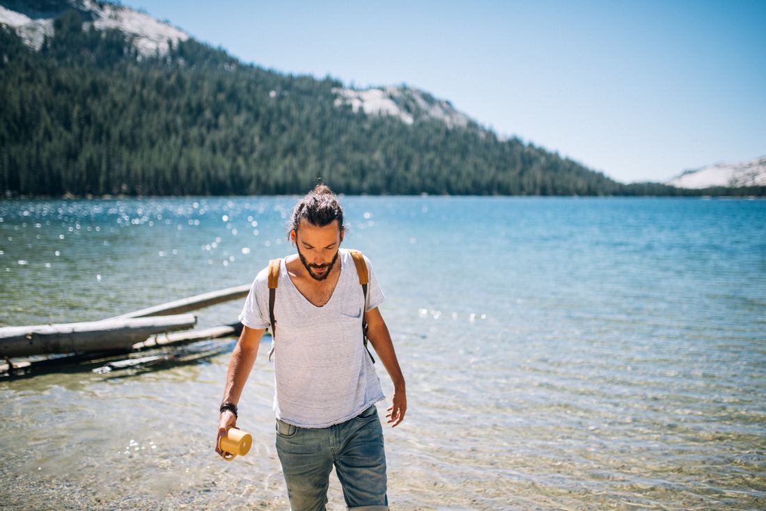 Seb les pieds dans le lac