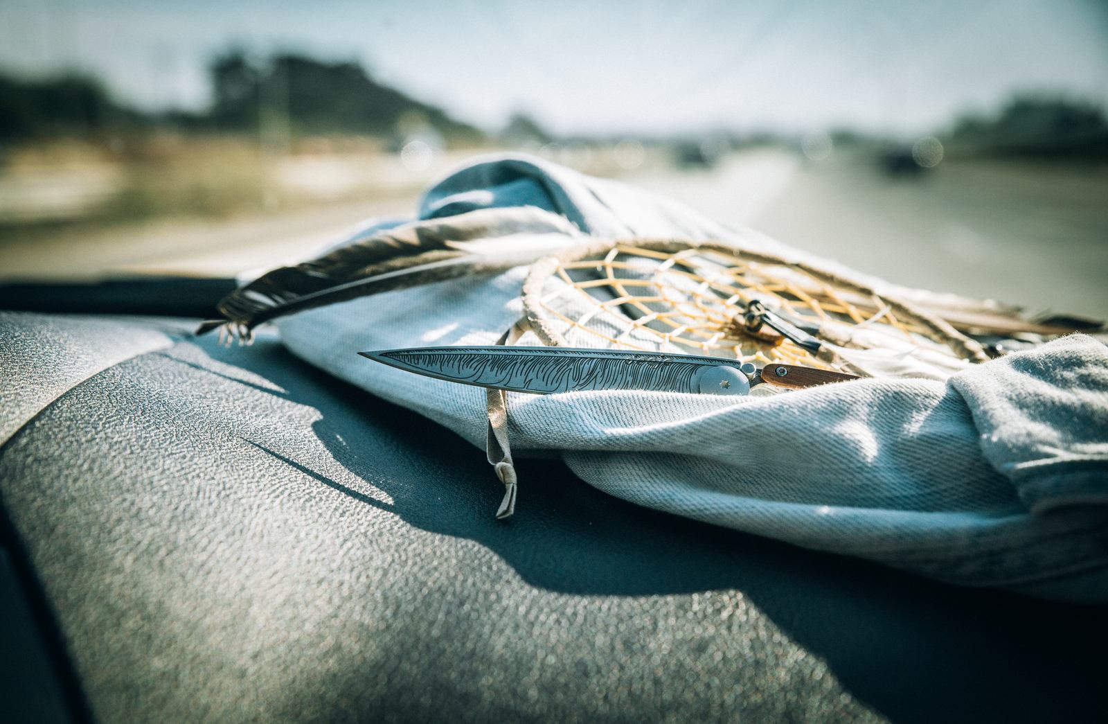 Route + couteau plume + dreamcatcher + blue jeans