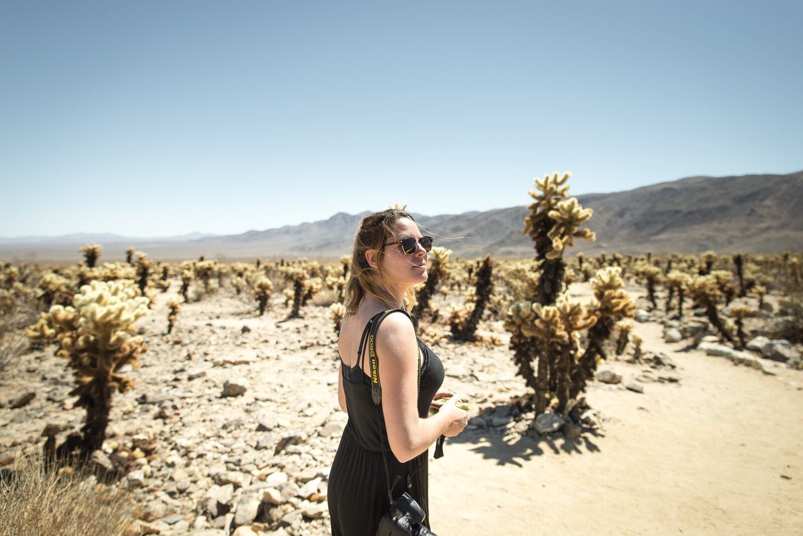 Manue se balade entre les cactus