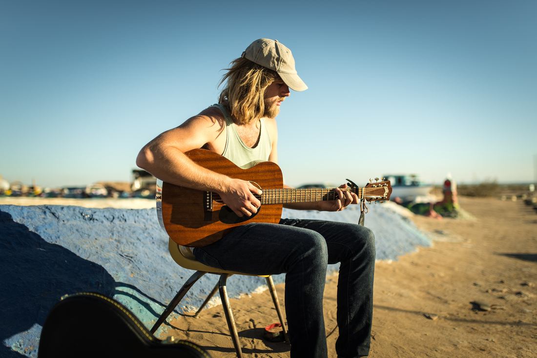 Richard Allen joue un morceau a Salvation Mountain