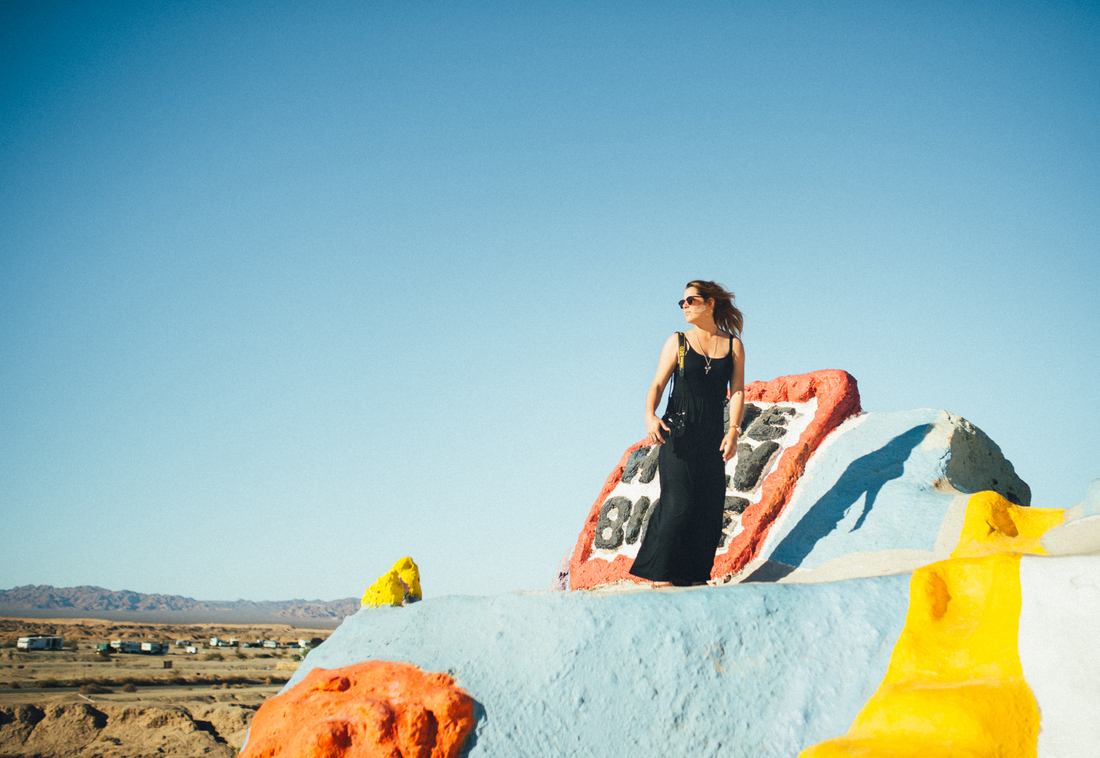 Manue en haut de Salvation Mountain