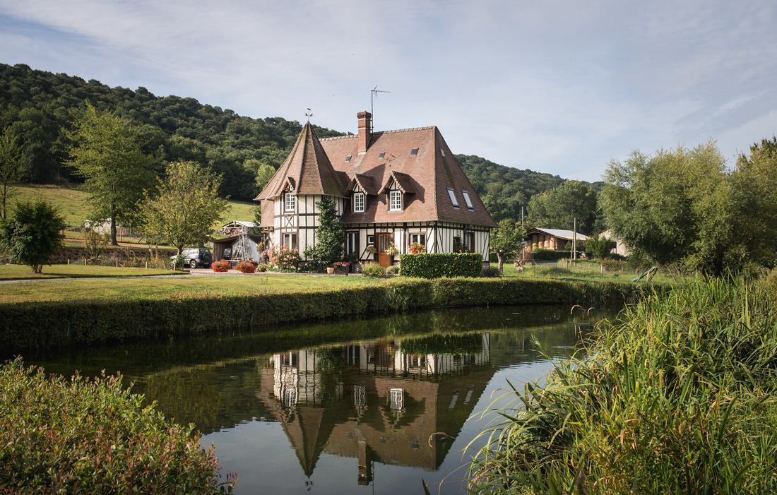 Chaumière le long de la route