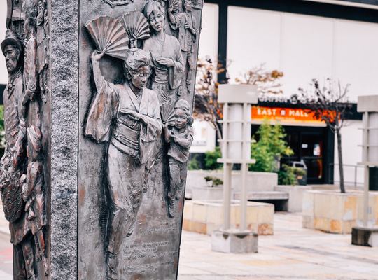 Sculpture devant Issei Mémorial Building