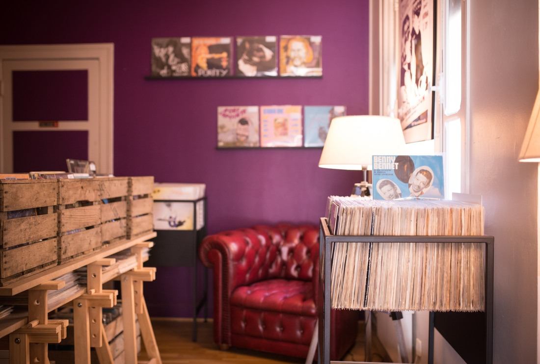 A l'intérieur du disquaire Black Gold à Bourges