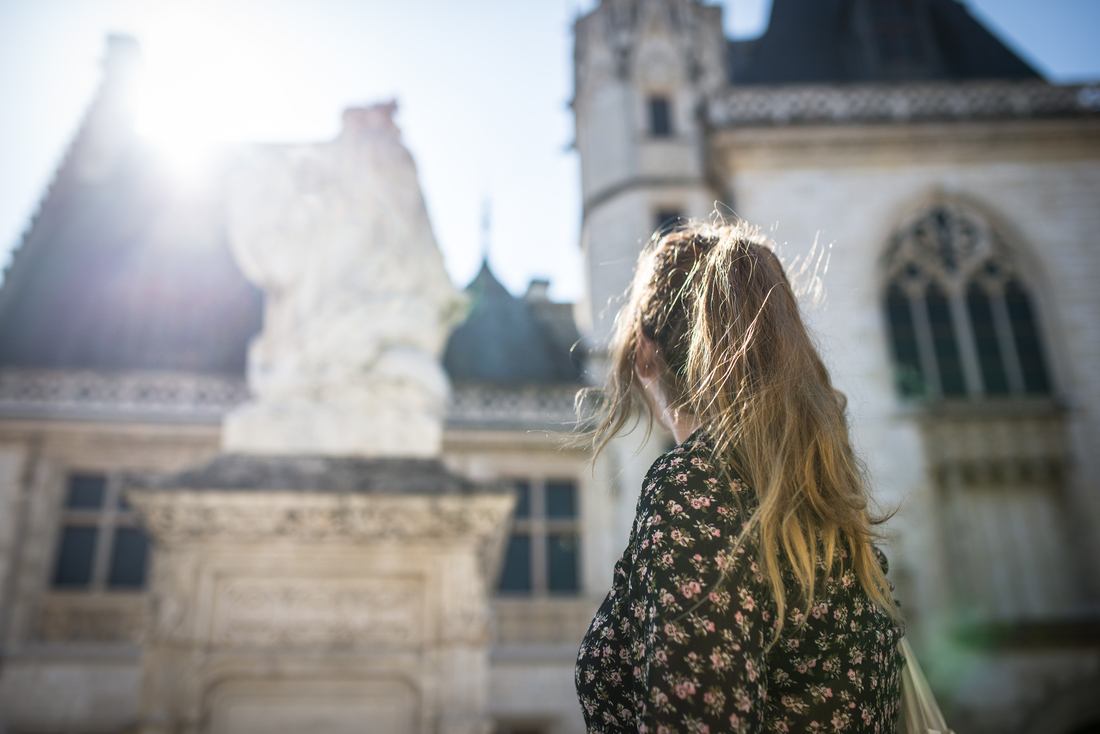 Devant le palais Jacques Coeur