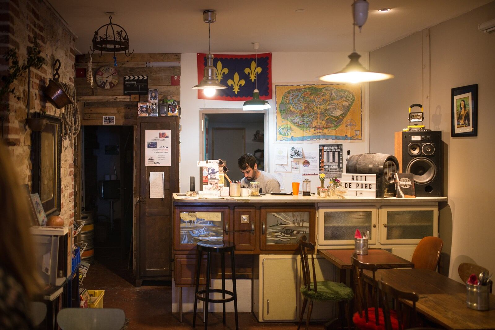 Café associatif, Un pavé dans la mare