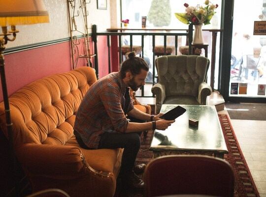Seb au Social Perk sur le fameux canapé