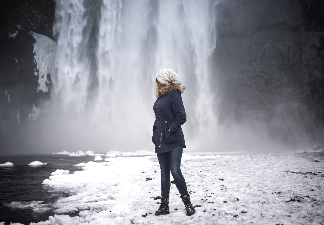 Manue au pied de Skógafoss