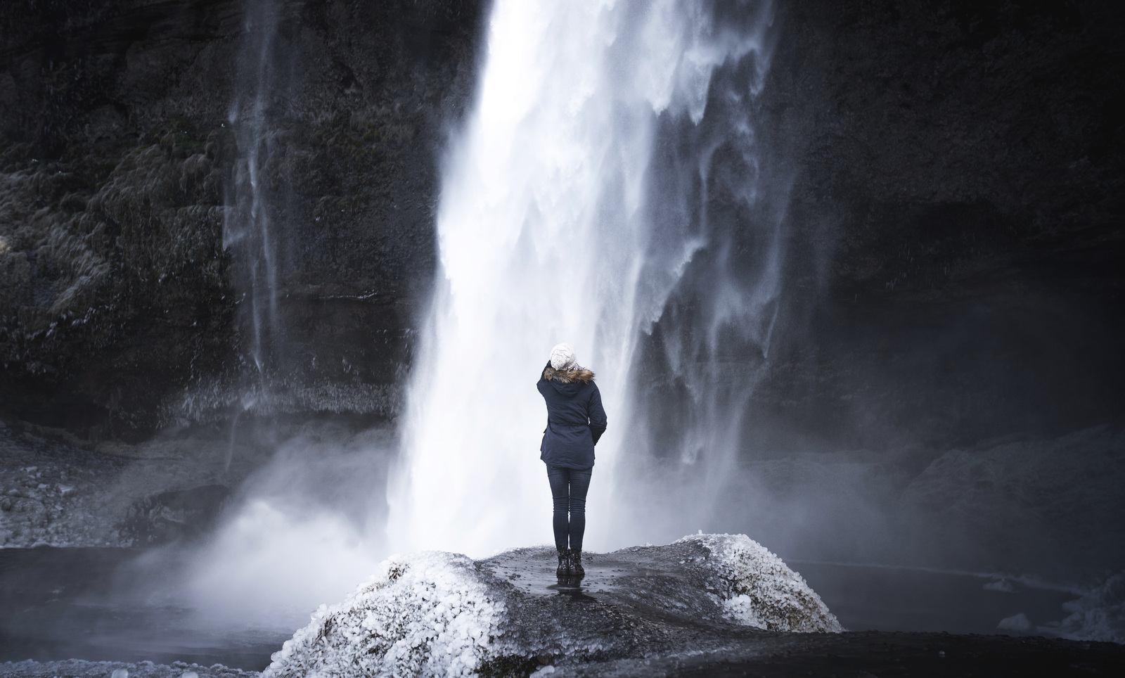 Manue sous la cascade Seljalandsfoss