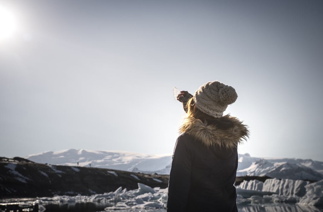 Jouer avec la glace à Jökulsárlón