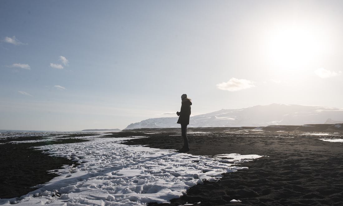 Seb sur la plage de sable noir 