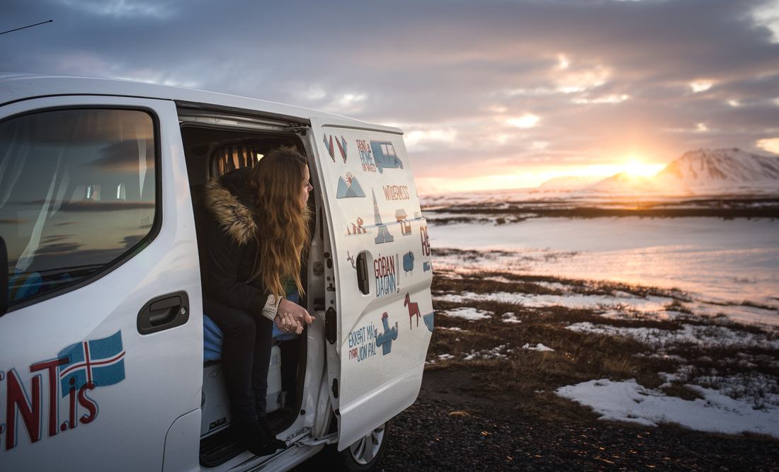 Profiter du coucher de soleil depuis notre mini van