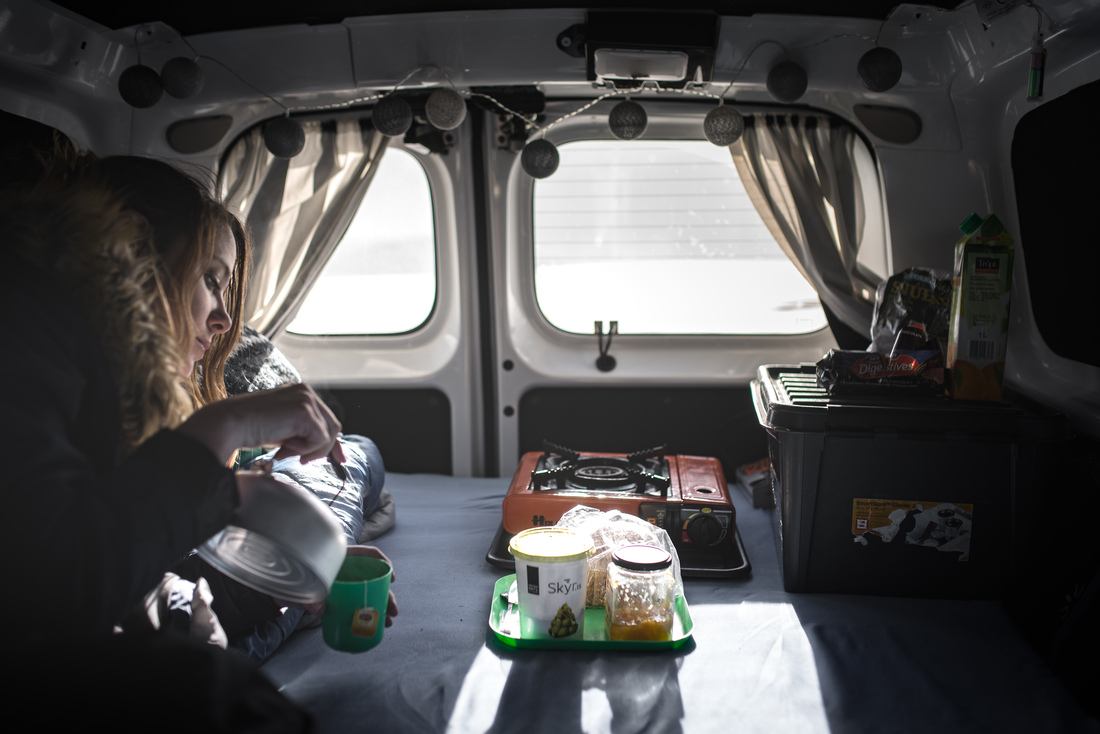 Manue à l'intérieur de notre mini camper 