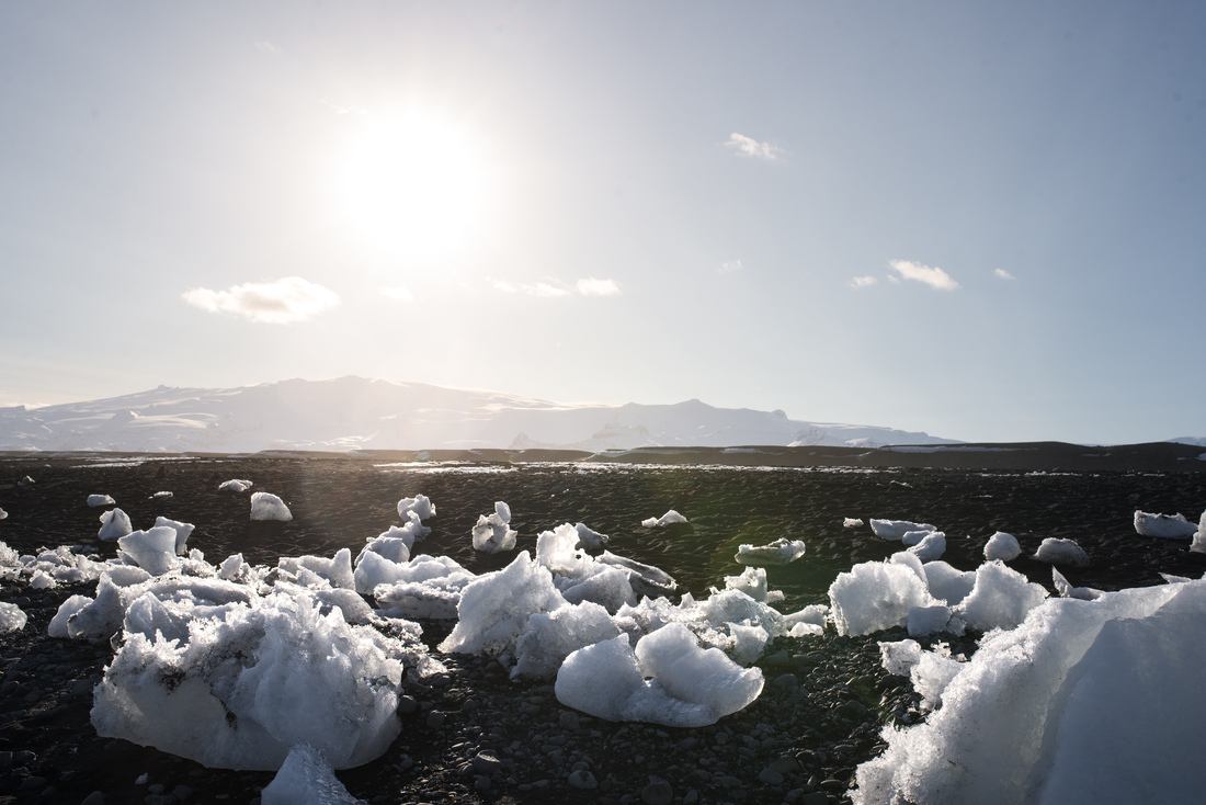 Icebergs sur plage de sable noir de Jökulsárlón