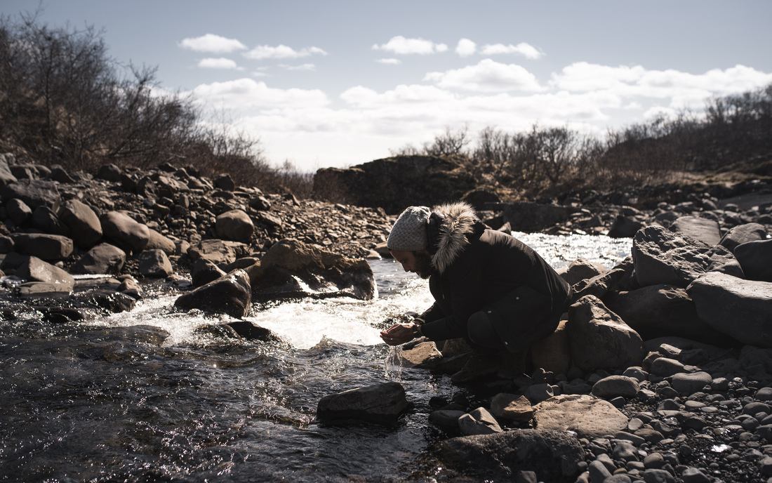 Profiter de l'eau pure d'Islande