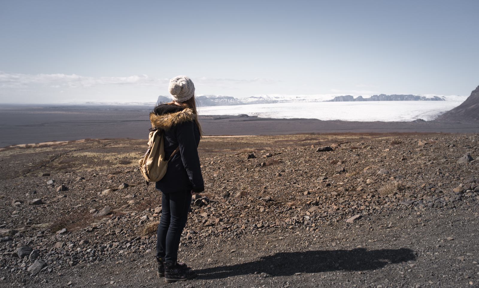 Au loin, l'immense Vatnajokull