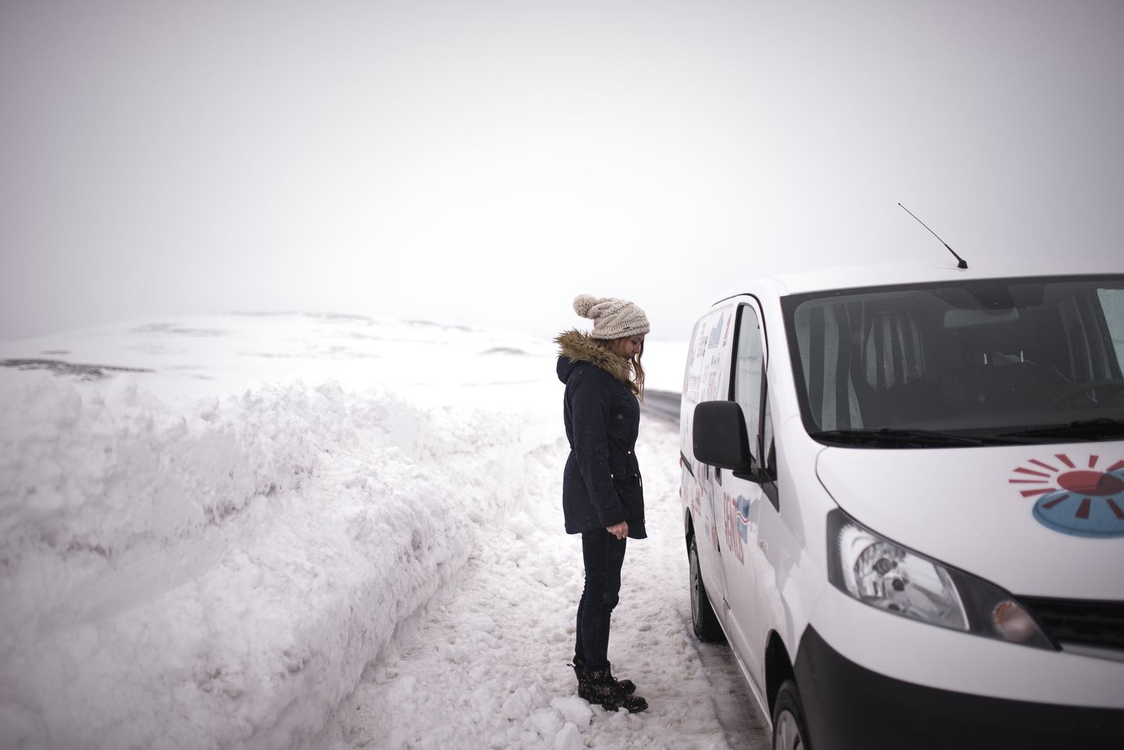 La route un peu enneigée d'Islande