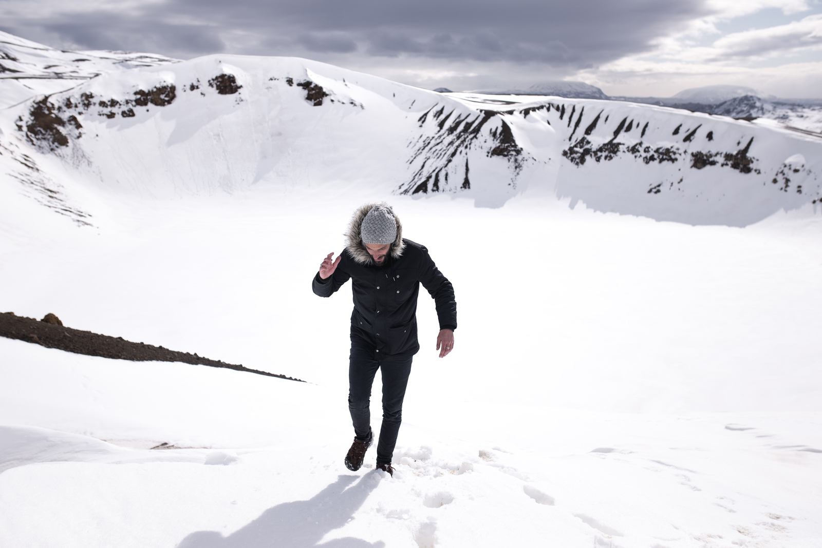 Seb devant le cratère Vite enneigé 