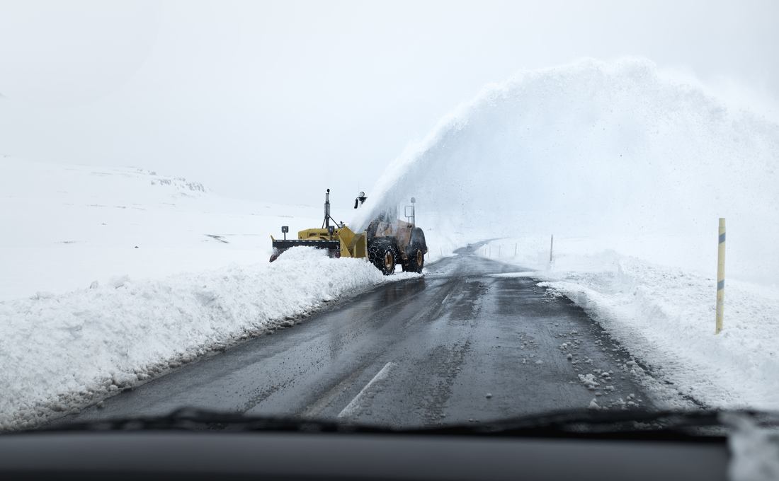 Déneigeuse en action en Islande 
