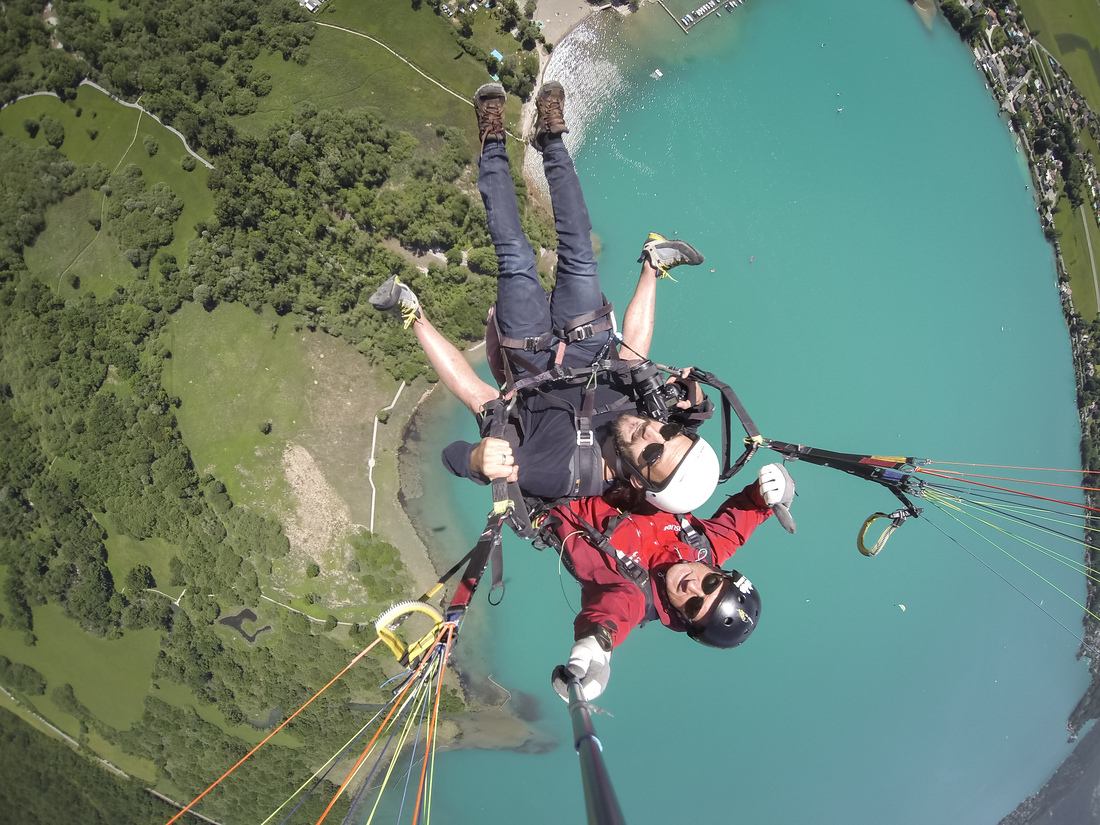 Parapente au dessus du lac d'Annecy