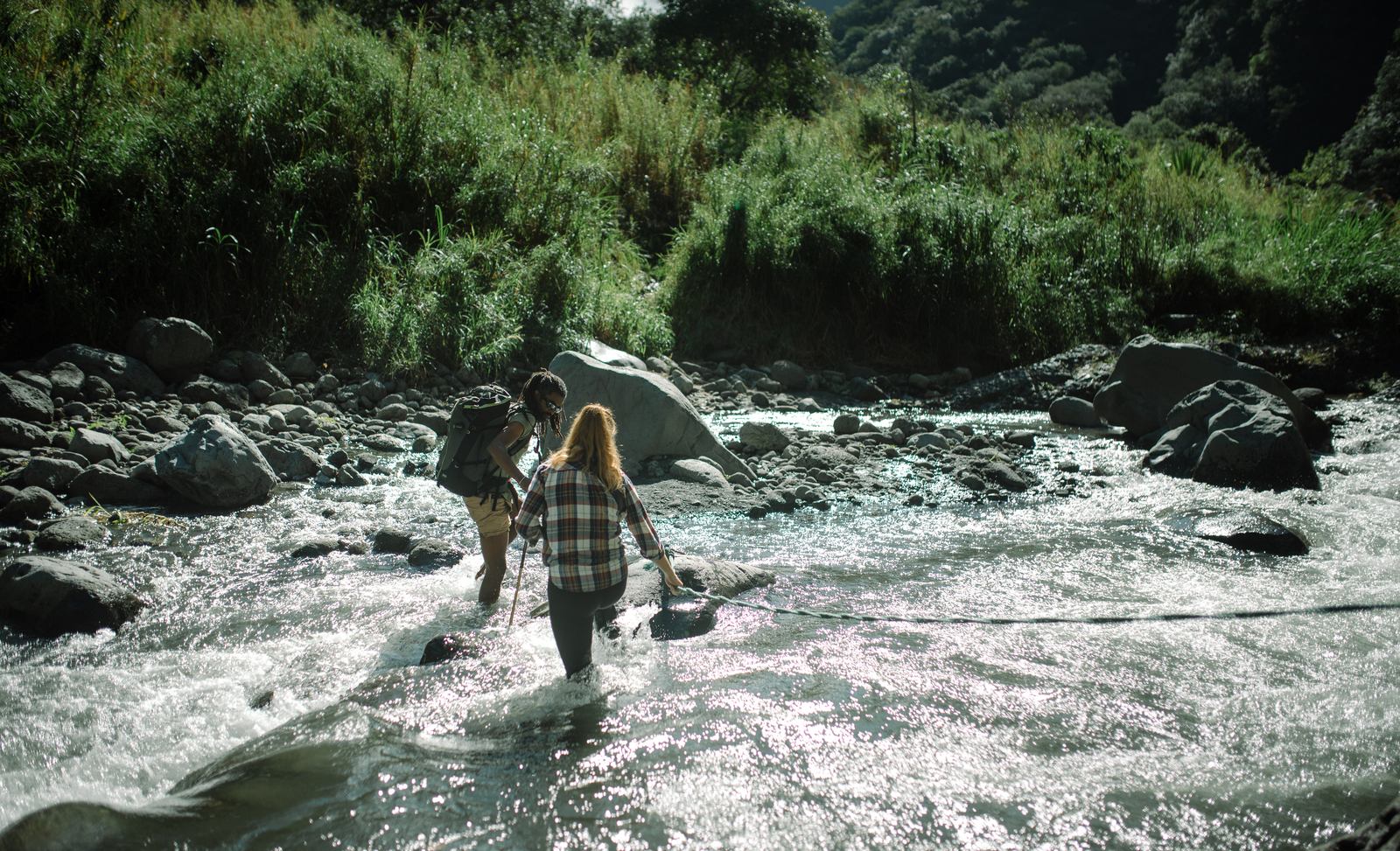 Traverser la rivière au coeur de la ravine