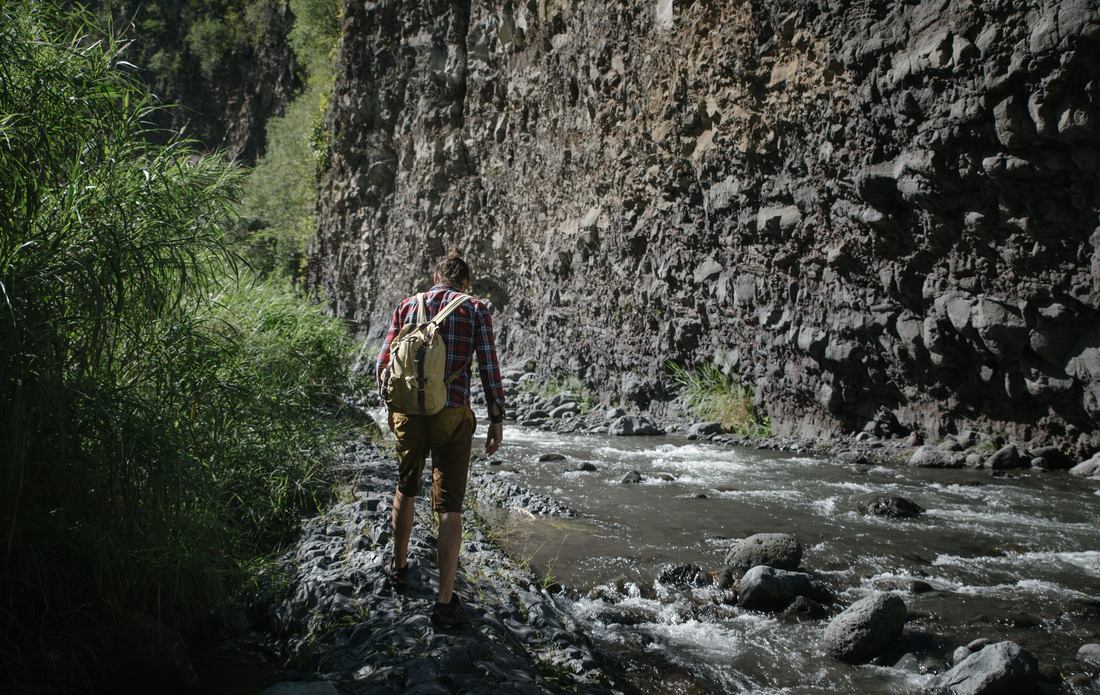 Seb qui traverse la rivière 