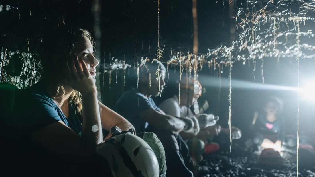 Manue, à la lumière des lampes frontales