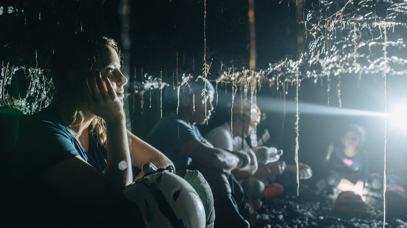 Manue, à la lumière des lampes frontales